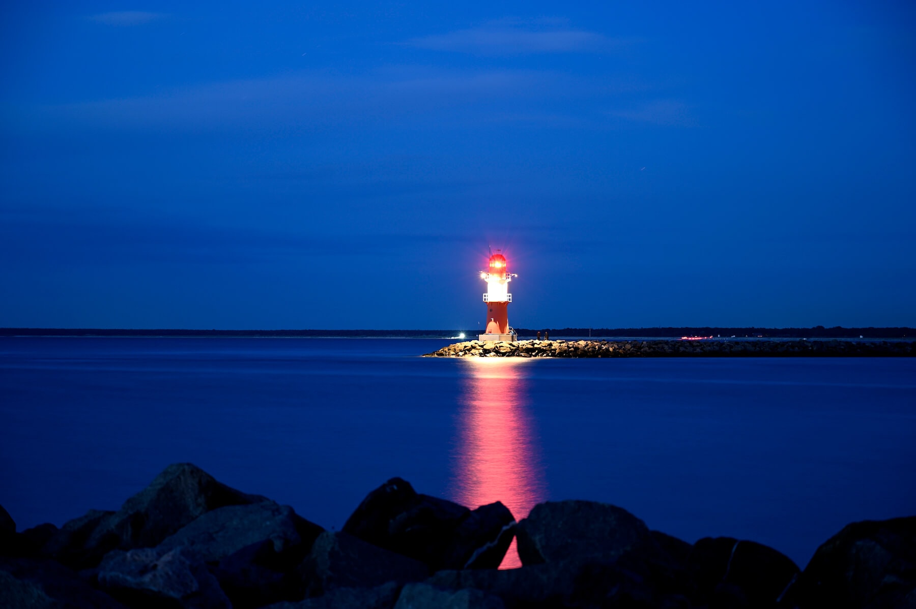 Leuchtturm an der Warnemünder Mole zur blauen Stunde