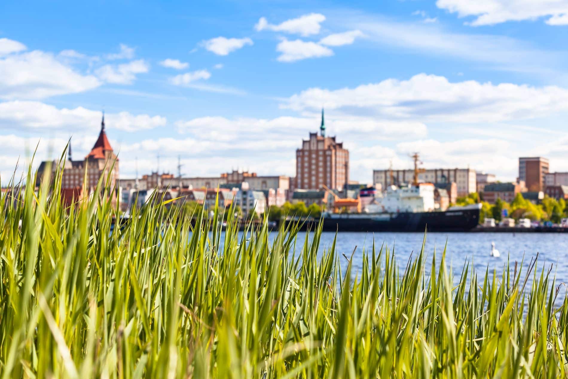 Skyline von Rostock über der Warnow – Webagentur Rostock